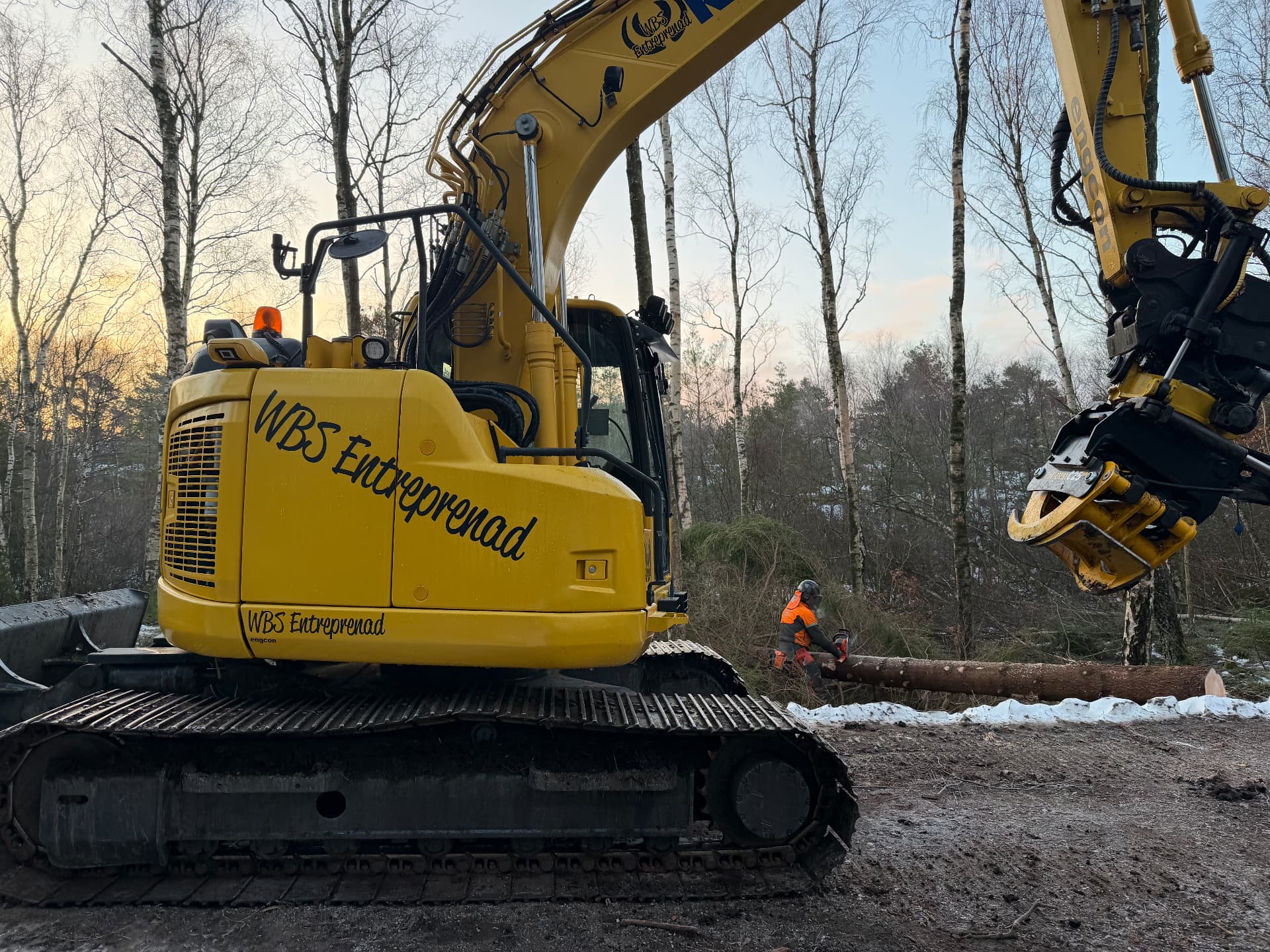 WBS Entreprenads grävmaskin med engcon-rotortilt vid skogsavverkning